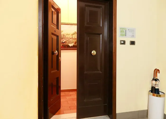 Residenza Gens Julia לינה וארוחת בוקר 4*